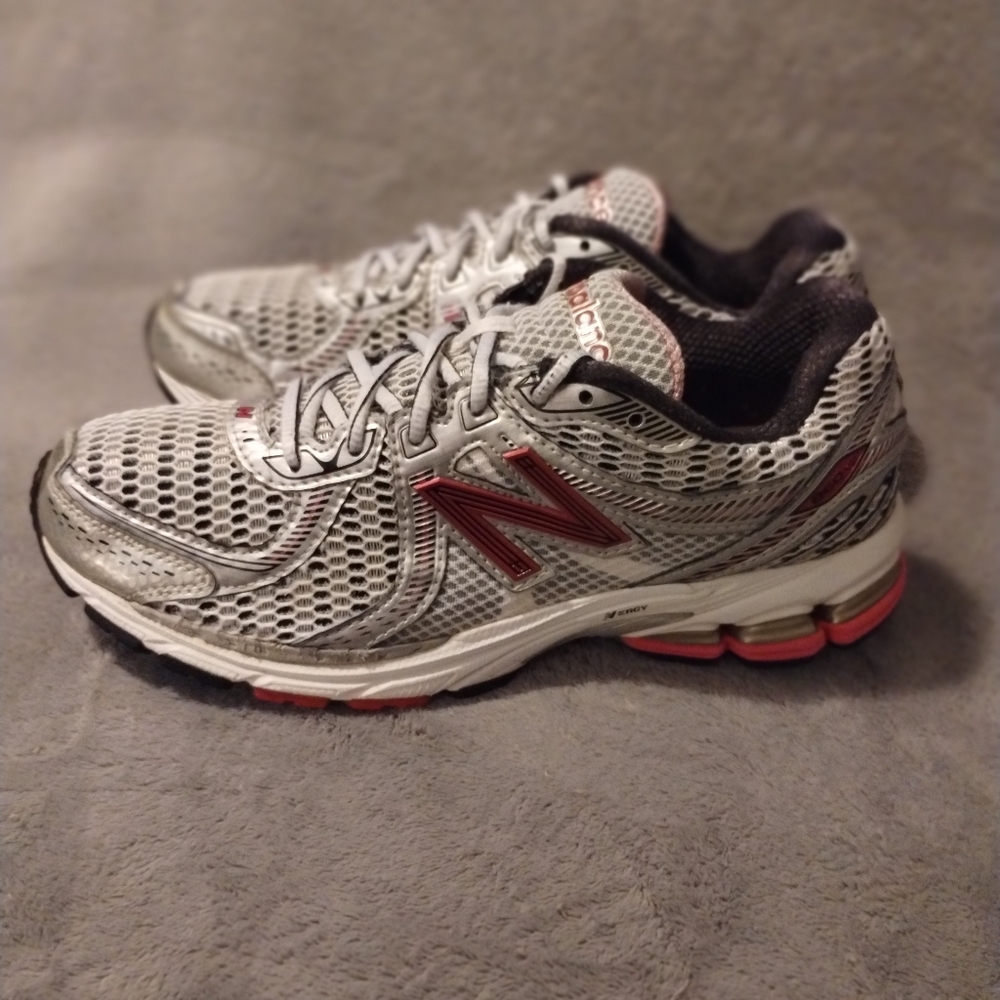 New Balance Gray and Pink Susan G. Komen For The Cure Running Shoes Size 9.5 - Picture 2 of 7